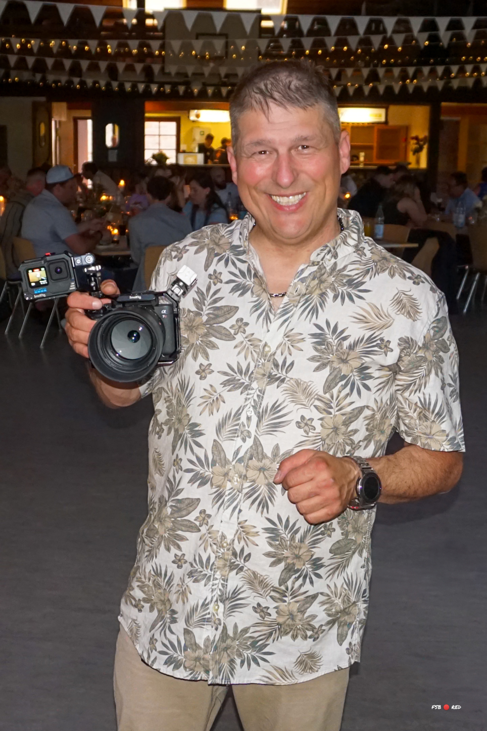 Gäste posieren vor der KI-gestützten Fotobox